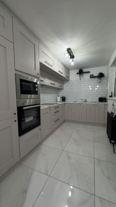 Apartment 4 Bedroom Near Center *