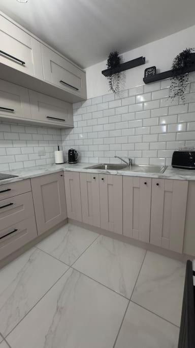 4 Bedroom Near Center Apartment Belfast